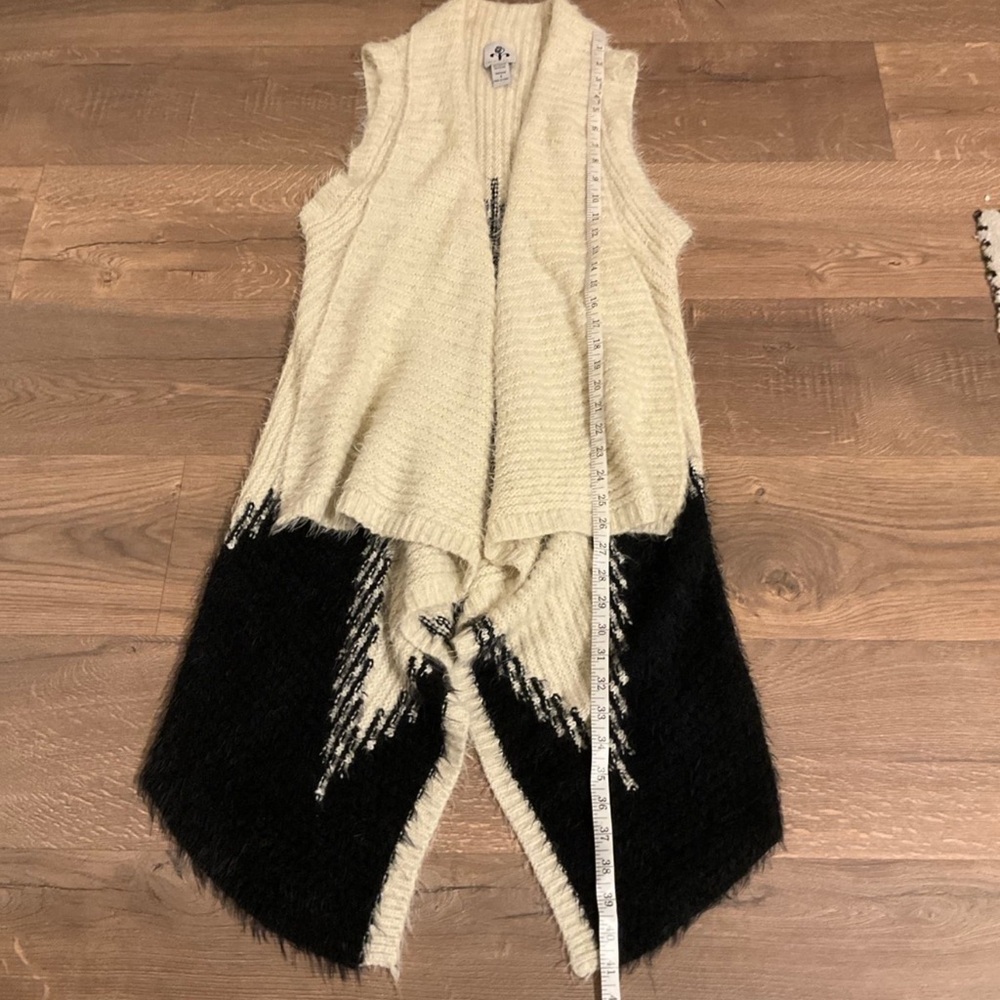 Rain + Rose black, cream long sleeveless cardigan with asymmetrical hem, S - Picture 5 of 6